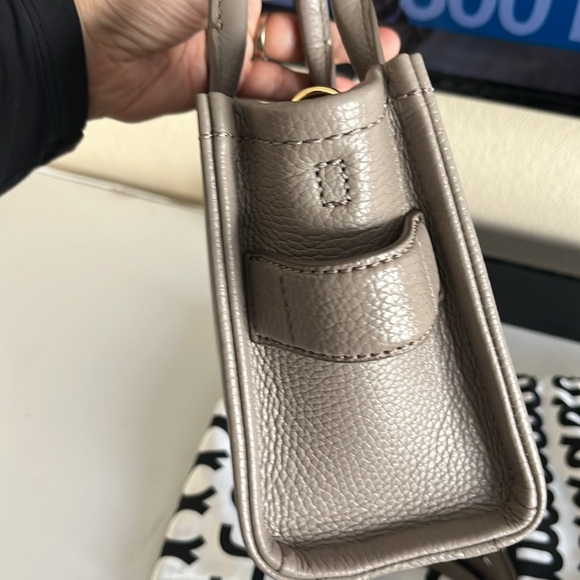 MARC JACOBS CEMENT THE LEATHER
CROSSBODY TOTE BAG - Picture 3 of 13